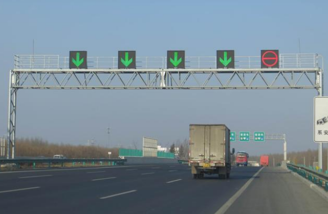 道路（lù）交（jiāo）通（tōng）廣告式龍門架