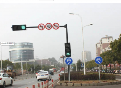 路口（kǒu）的交通（tōng）信號燈裝多少數量才合理（lǐ）?